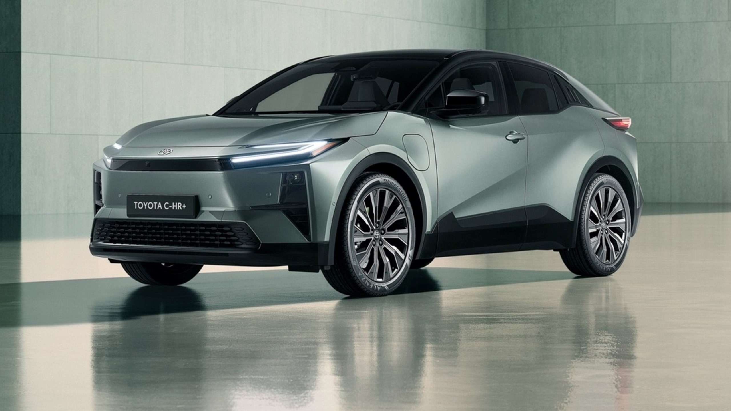 c-hr-plus-1453-807.jpg