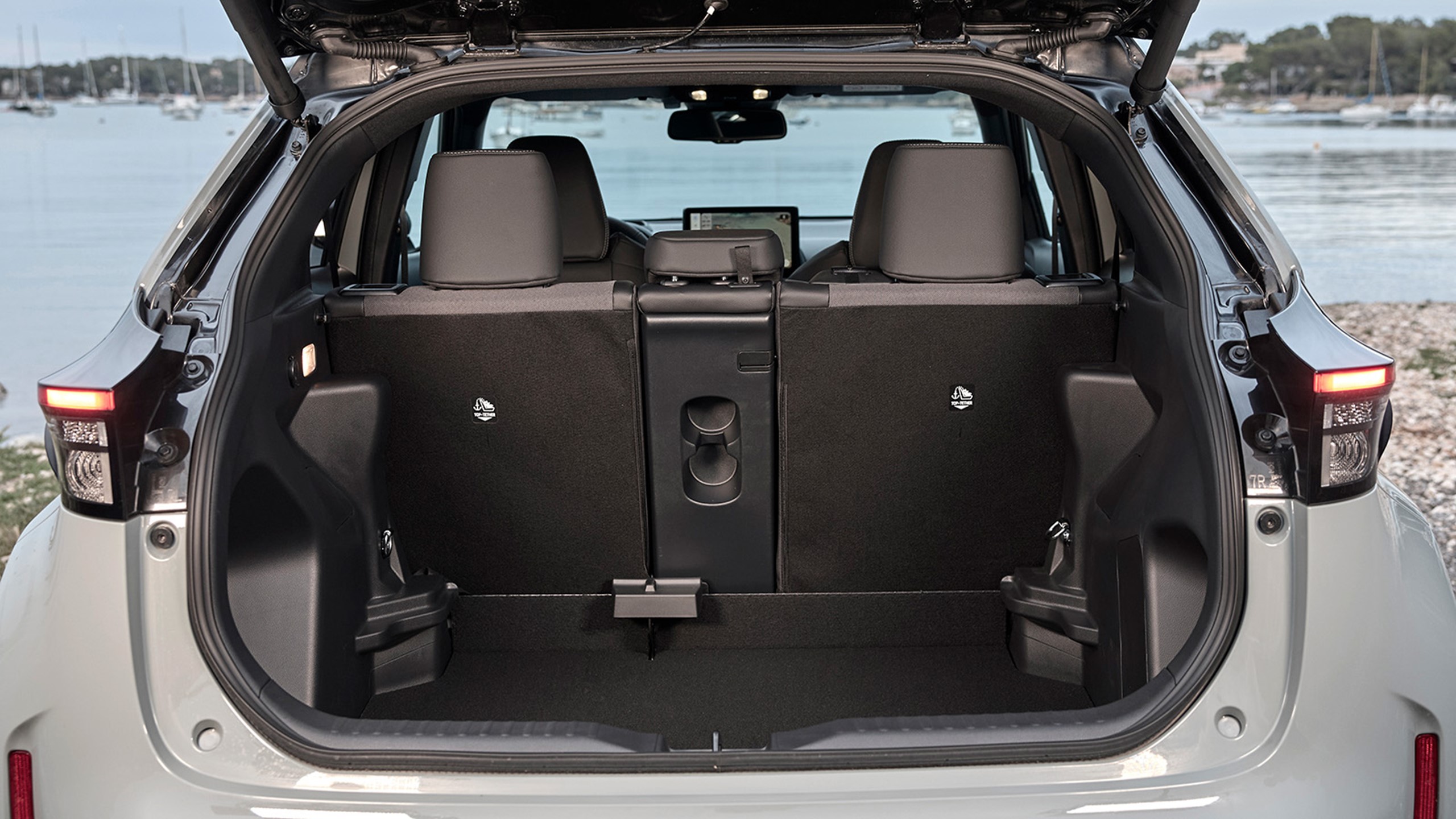 2024-yaris-cross-urban-khaki-dpl-interior14-1600x900.jpg